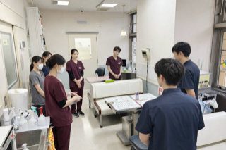 春日丘動物病院のスタッフが集まる様子